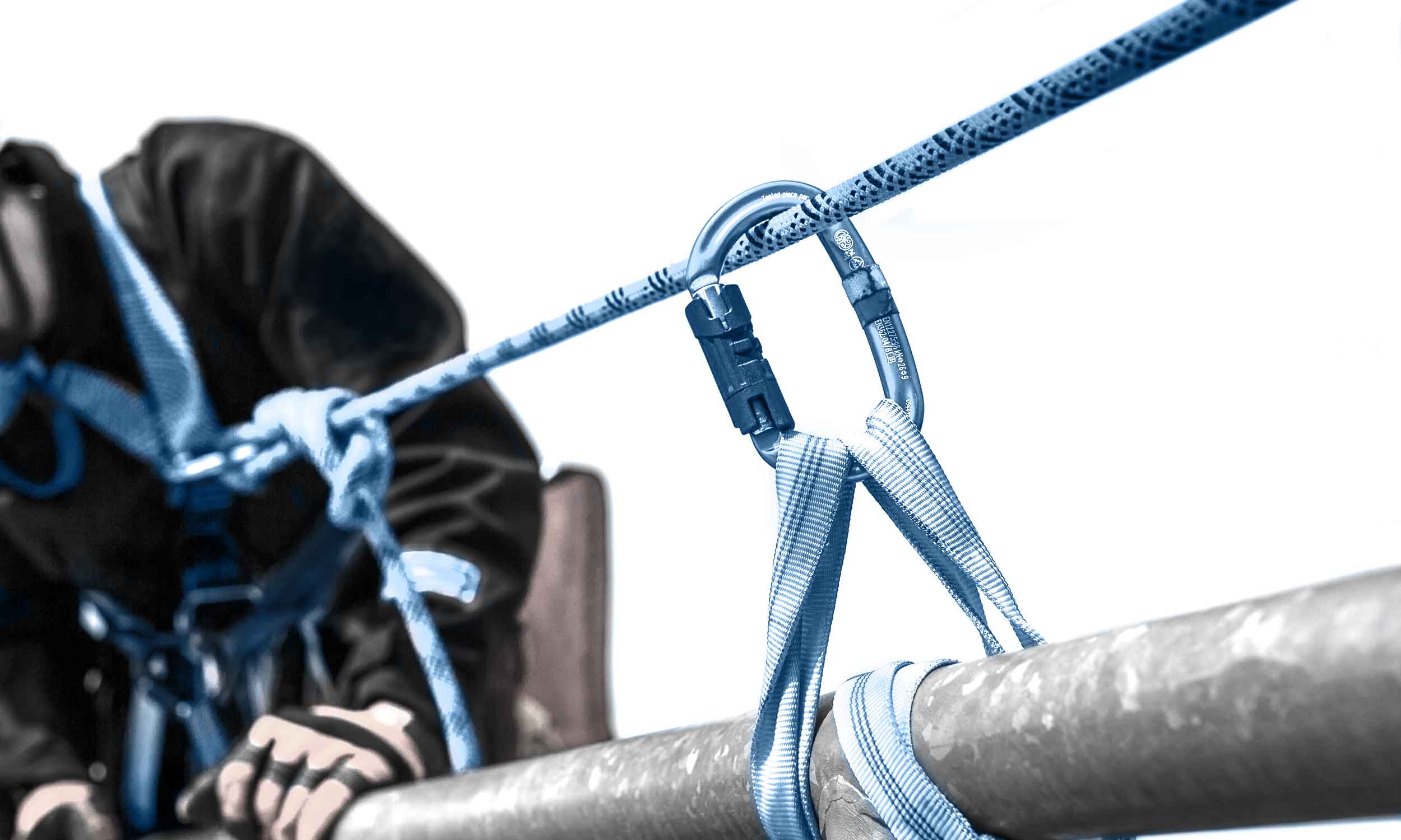Karabiner und Bandschlinge an einem Anschlagpunkt