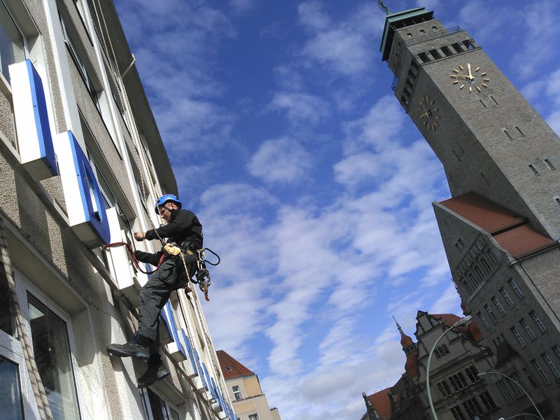 Industriekletterer bei der Montage von Leuchtbuchstaben